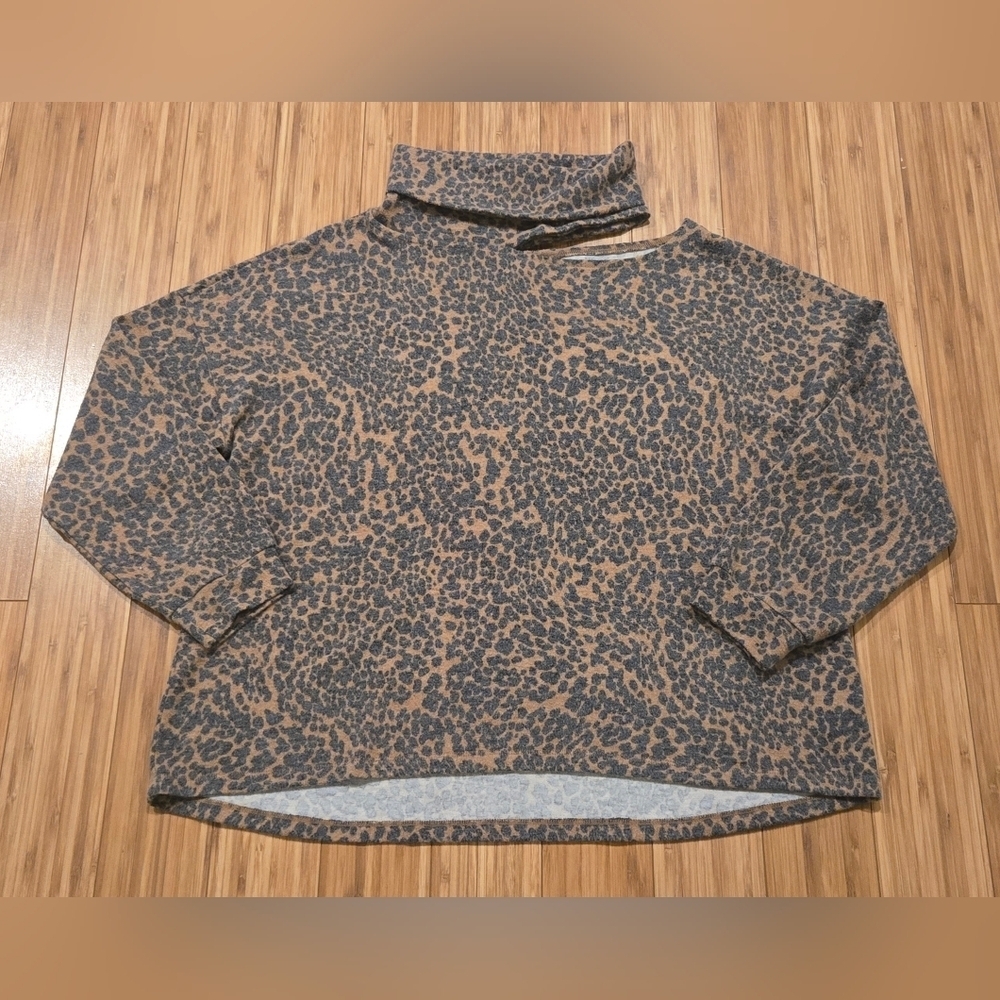 NWOT Terra & Sky Leopard Print Turtleneck Top